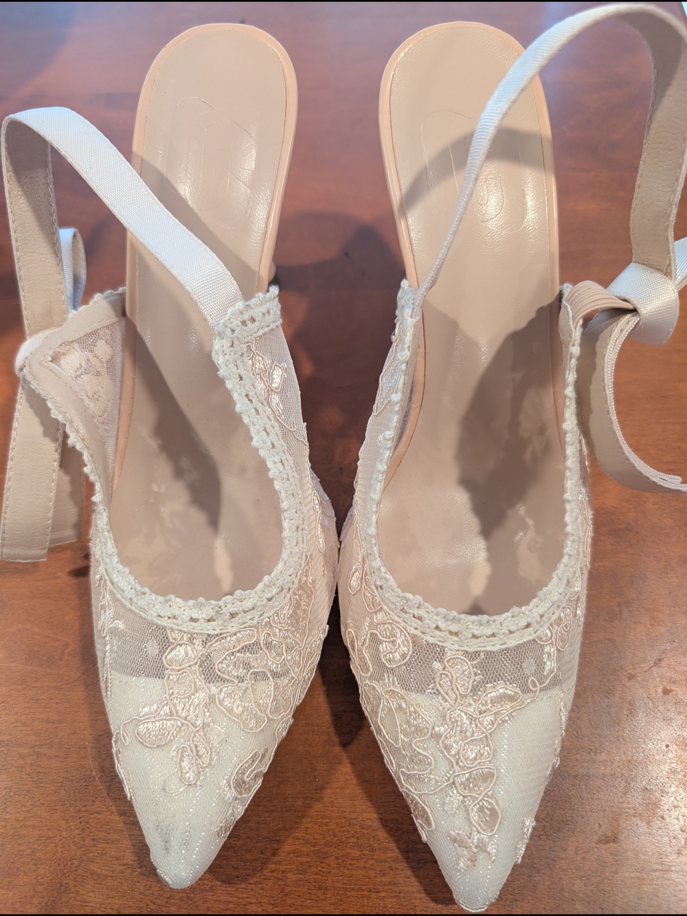 Elegant Lace Pointed-Toe Slingback Heels in Cream - Picture 3 of 3